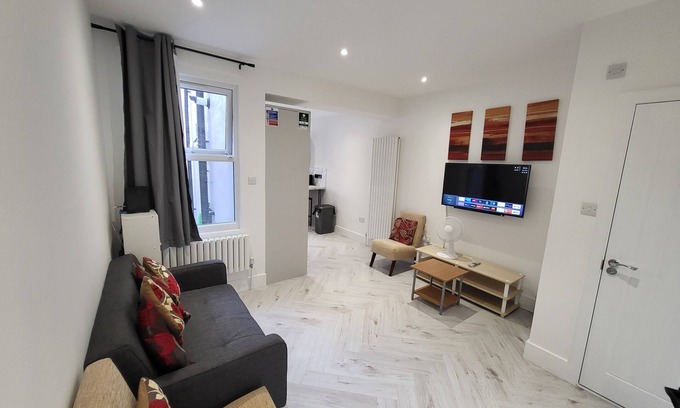 Dartford House | Cosy, family friendly large 4-Bed House. Close to Bluewater & Lakeside shopping.