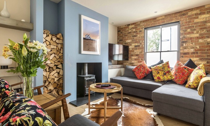 Whitstable House | Cosy Fisherman’s Cottage, minutes from High Street, Harbour & Beach