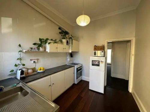 Fremantle Apartment | Cosy Flat metres from Rottnest Ferry - Hosted by CanStay