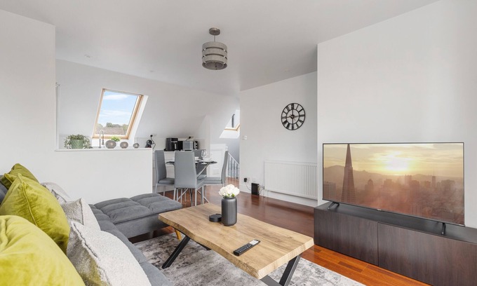 Golders Green Apartment | Cosy Flat w/Free Parking and Balcony Terrace!