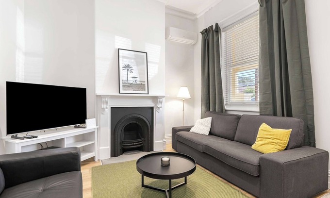 Glenelg South House | Cosy Glenelg South Family Cottage| Close To Beach | Pets Welcome