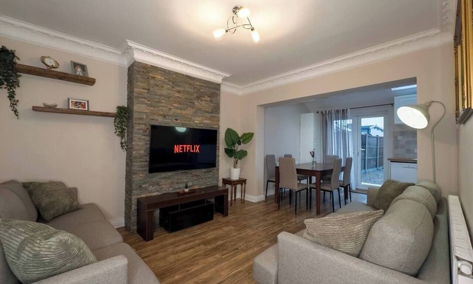Tokyngton House | Cosy Home by Wembley Stadium