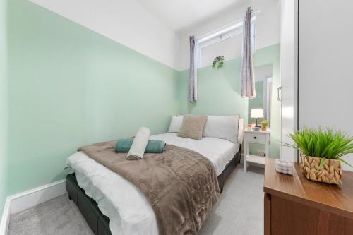 Coldharbour Apartment | Cosy Home for 6 by Brixton Station