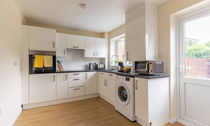 London Borough of Ealing House | Cosy Home For Leisure/Relocation/Contractors