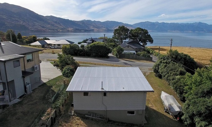 Lake Hawea Cottage | Cosy Kiwi Bach with lake views | Close to ski fields | 1 minute walk to the lake