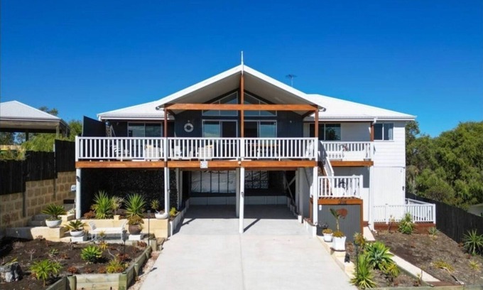 Preston Beach House | Cosy Lakeside Beach Retreat, lake views, pet friendly, sleeps 8, fishing, 4WD