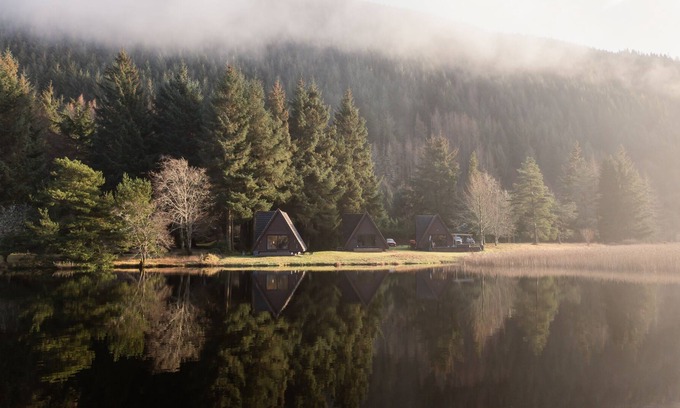 South Laggan Cabin | Cosy Loch side A-Frame Lodge; Nearby to Ben Nevis & Loch Ness.