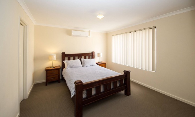 East Cannington House | Cosy Lodge Cannington - Comfort at value price