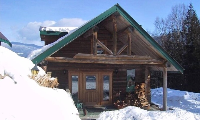 Revelstoke Cabin | Cosy Log Cottage in Rural Location