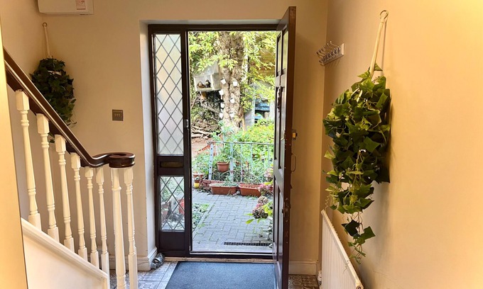 St. Dunstan's House | Cosy London Retreat near Tower Bridge