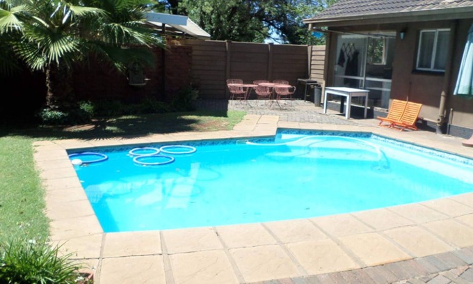 Meyerton House | Cosy Luxury En-suite (pool & lappa)