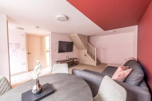 Saint Paul's Apartment | Cosy Medway with FREE PARKING by Prescott Apartments