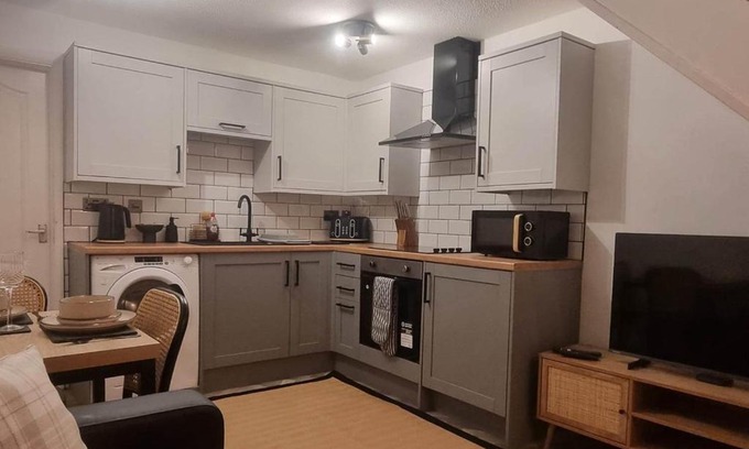 Pembroke Apartment | Cosy Moat House Cottage #3