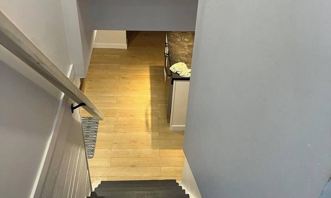 North End Apartment | Cosy modern suite , well established quiet neighbourhood, minutes 2 Downtown