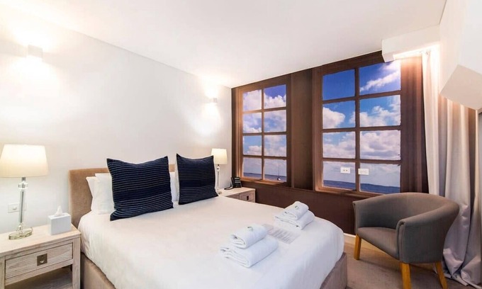 Perth Apartment | Cosy Mural Studio with Roof Terrace