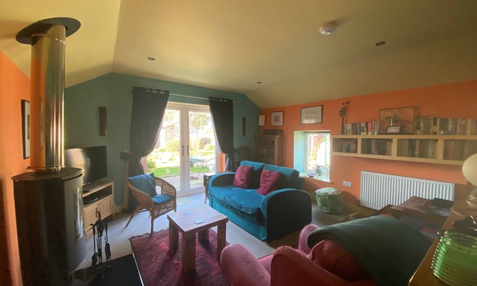 Thornhill Cottage | Cosy one-bedroom Cottage - Parking, Pets