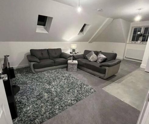 Caterham Apartment | Cosy penthouse suit