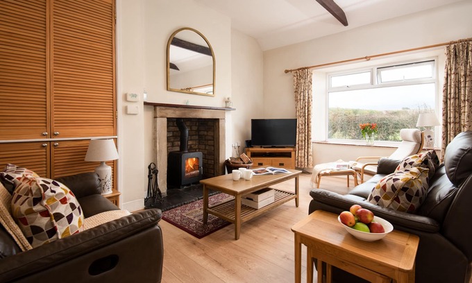 Berwick-upon-Tweed Cottage | Cosy pet friendly farm cottage, 15 minutes to Northumberland coast!