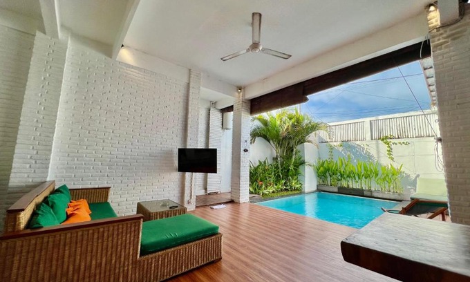 Berawa Villa | Cosy PRIVATE 3 BEDROOM vacation villa (5 mins to FINNS BEACH)