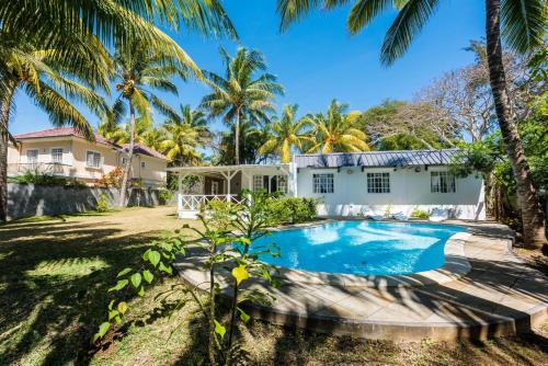 Bain Boeuf House | Cosy private bungalow pool 5 mins to beach