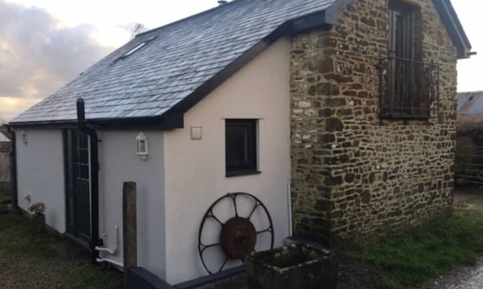 Holsworthy House | Cosy, quiet space in pretty countryside with access to fields. 20 mins to coast.
