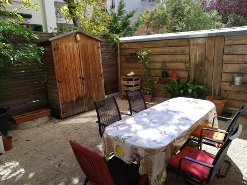 Neuilly-sur-Seine Apartment | cosy rare 2 bedroom apartment around a private garden