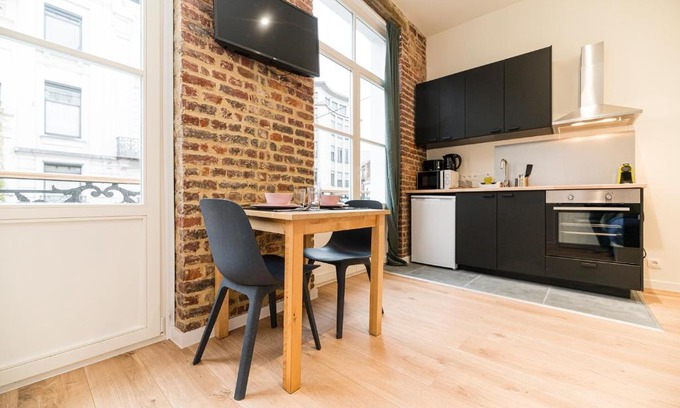 Lower Town Apartment | Cosy red-brick studio (close to Grand-Place & Bourse)
