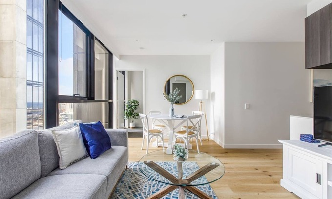 Southbank Apartment | Cosy Revolve at Palladium A Stylish Urban Oasis