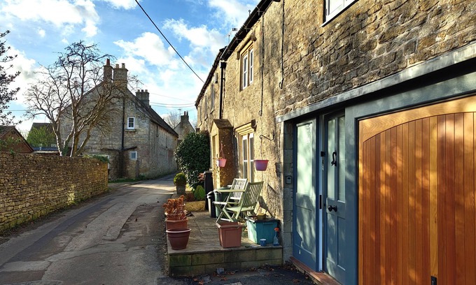Colerne Cottage | Cosy romantic stay in historic Cotswold cottage
