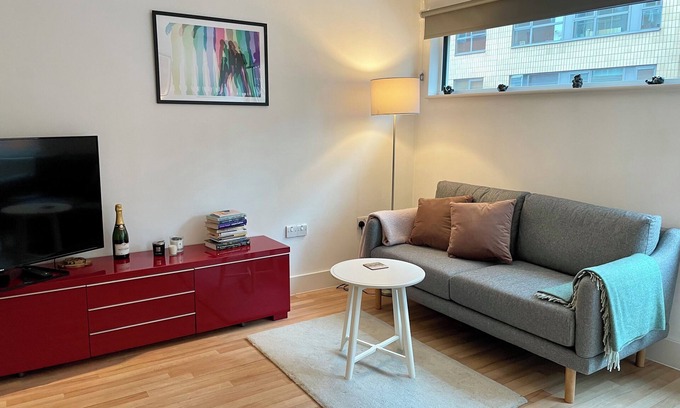 Chaucer Apartment | Cosy Scandinavian style studio flat in the heart of London