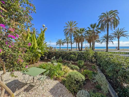 Les Baumettes Apartment | Cosy Sea Front Garden Nice
