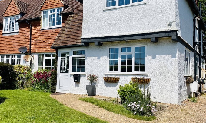 Cooden Cottage | Cosy Seaside Cottage sleeps 6 pets welcome