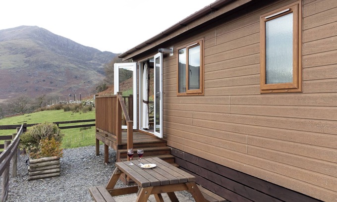 Beddgelert Cabin | Cosy Self-Catering Cabin with Panoramic Windows and Stunning Mountain Views