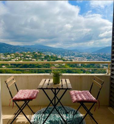 Saint Philippe Apartment | Cosy studio avec parking et vue féerique