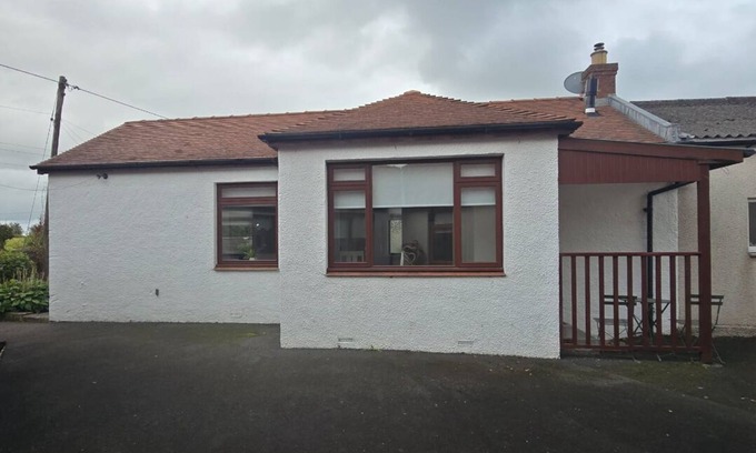 Crosshouse Cottage | Cosy studio cottage in quiet country location fully self contained free parking