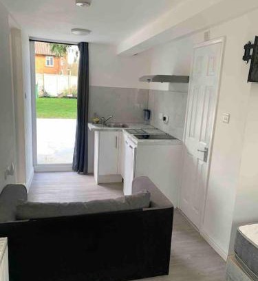 London Borough of Hounslow Apartment | Cosy Studio Flat-Just Renovated-Free Street Parking & Independent Entrance