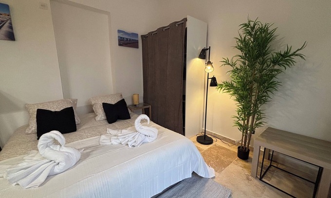 Les Baumettes Apartment | Cosy studio, terrace, near the sea and tramway