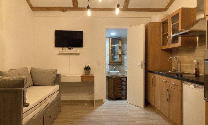 Mougins Bed & Breakfast | Cosy Studio (tiny house), parking, in Mougins near Cannes.