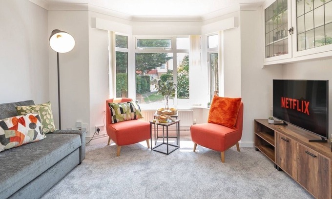 Portsmouth House | Cosy Stunning 3-BR Manor, Sleeps 8,Summer Discount