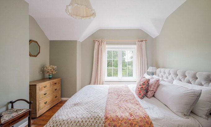 Woodbridge Cottage | Cosy Suffolk Cottage - Big Beds, Gardens, Dog Friendly