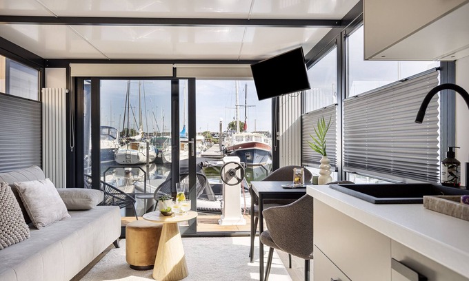 Zeewolde Boat Rental | Cosy tiny houseboats near the beach and restaurants!