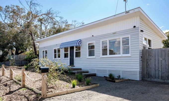 Torquay House | Cosy Torquay Beach Shack, Minutes walk to the beach!