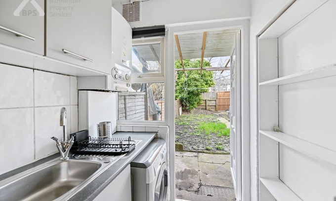 Tottenham Apartment | Cosy Tottenham Apartment Sleeps 4