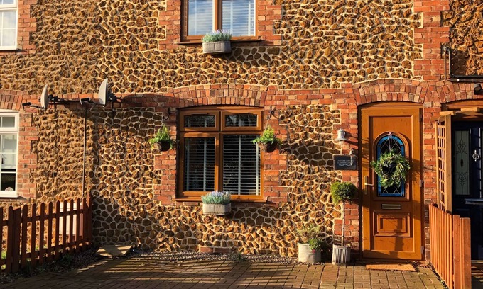 Heacham House | Cosy, traditional Norfolk cottage with option to book beach hut (seasonal)