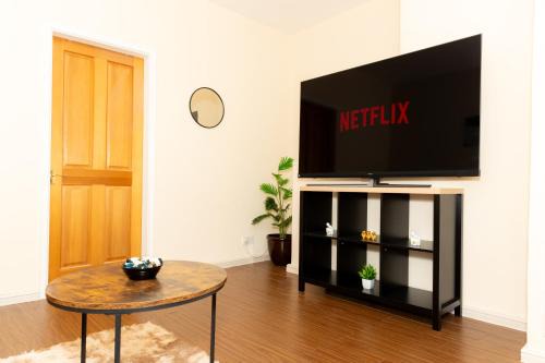 Homerton Apartment | Cosy Turkey Oak Flat in Hackney