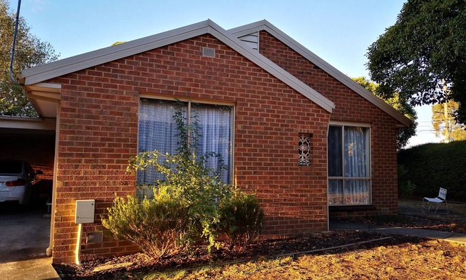 Ringwood East Villa | Cosy unit walk to station Wifi Parking backyard