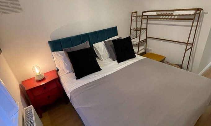 Tottenham Apartment | Cosy Urban Oasis 2 Bedroom Flat in Tottenham (Sleeps 5 People)