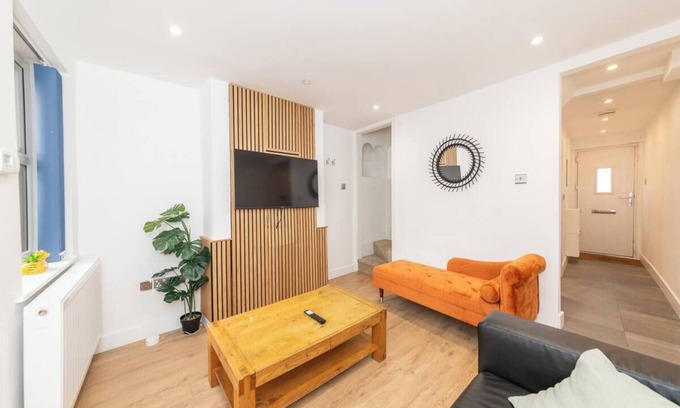 Reading House | Cosy Victorian Cottage Close to Town Center | Pass The Keys