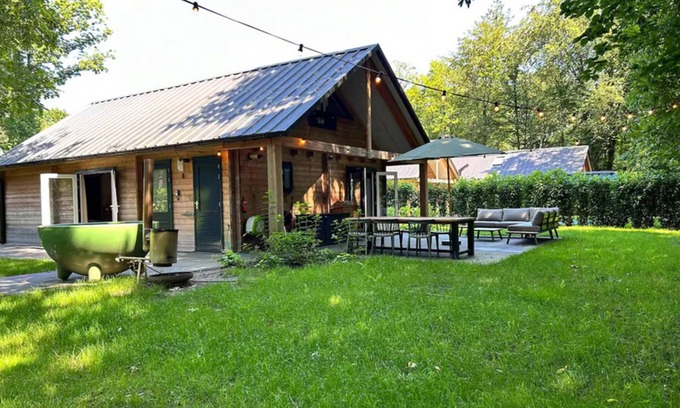 Zon en Schild House | Cosy wooden house with hot tub in forest
