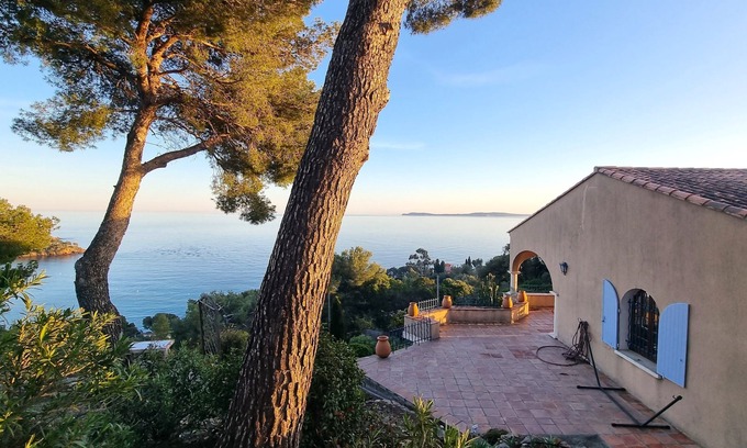 Rayol-Canadel-sur-Mer Villa | Côte d’Azur: Charming Holiday Home in Le Rayol with Breathtaking Views